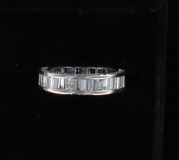 18KTW BAGUETTE DIAMOND BAND, SIZE 6.5 205-2581