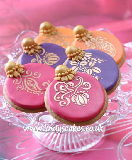 Art Nouveau stencil on Christmas bauble cookies bu Lindy Smith