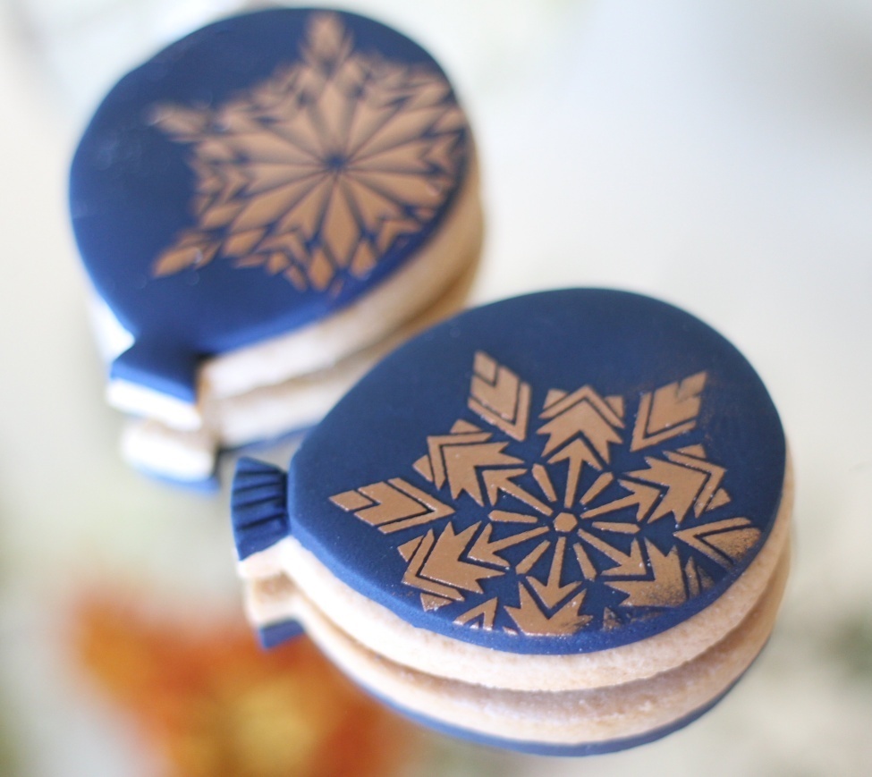 Christmas snowflake stencils adorn these fabulous navy blue balloon cookies decorated by Lindy Smith