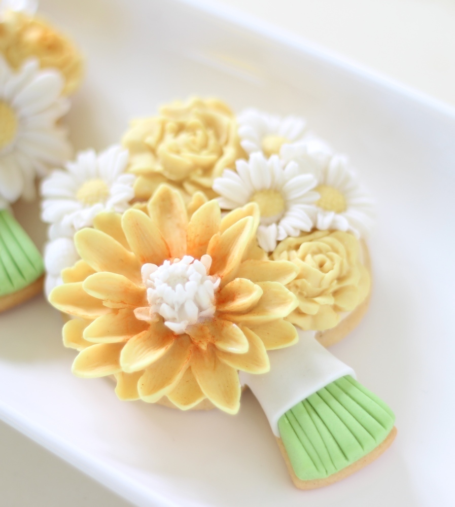 Flower posy wedding favour decorated with sugar moulded flowers