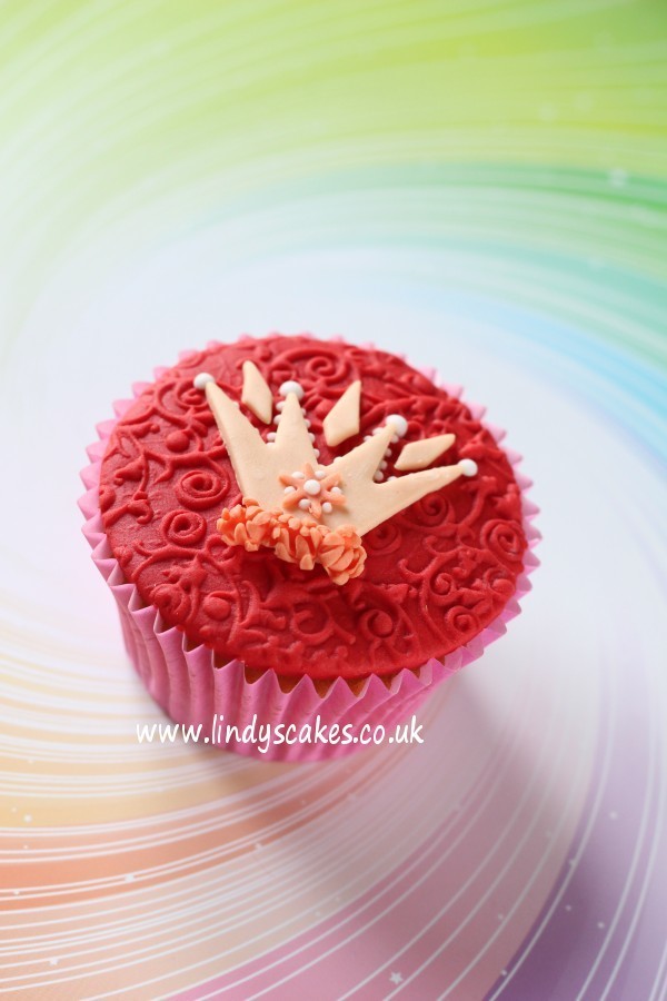 Simple sugar crown with more points added by cutting a second crown