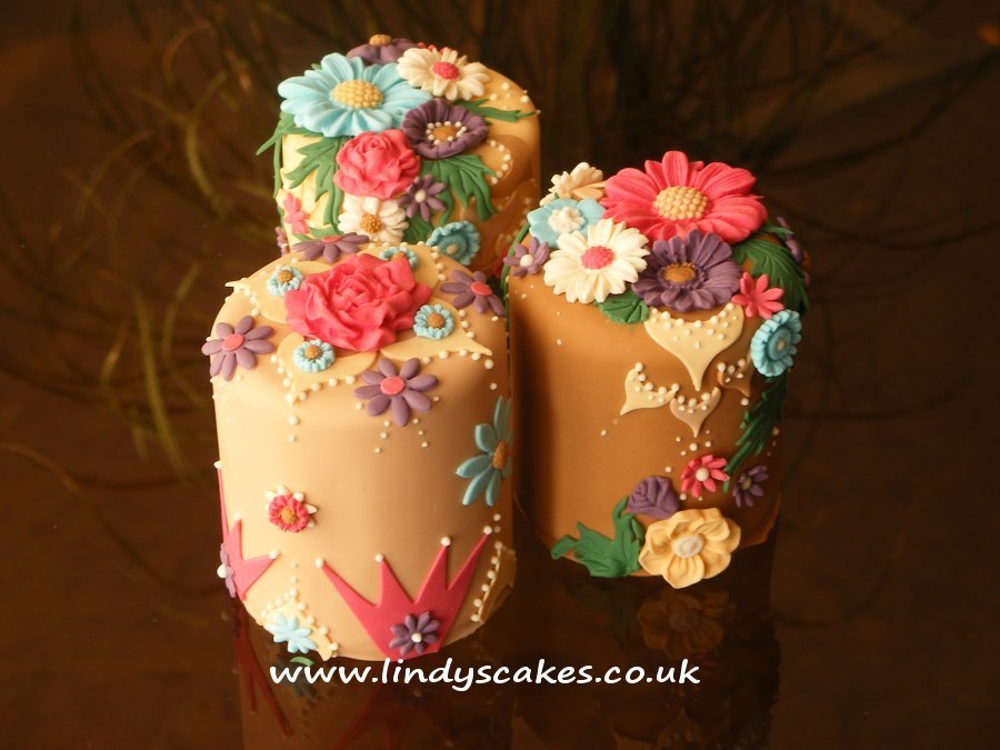 Lindy's crown cutters can easily and effectivly be used to decorate the sides of cakes. Here she has used sugar crowns to decorate the sides of mini cakes, made whilst teaching in Rome