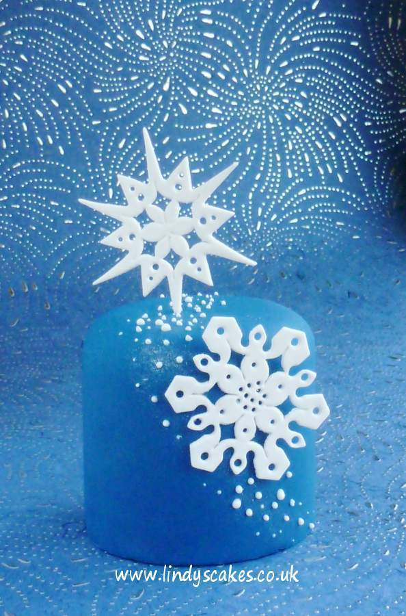 Scallop diamond used to create the delicate details on this mini snowflake cake