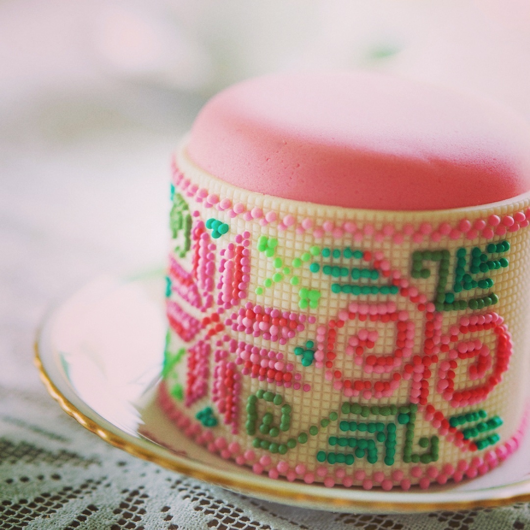 Mini cakes make perfect canvases for 1-2-1 cake decorating classes