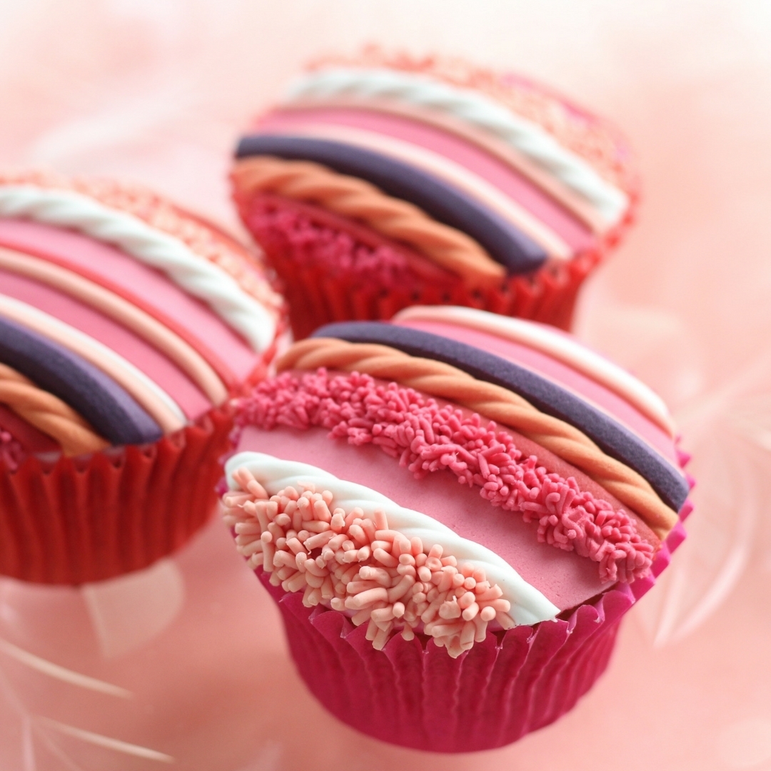Sugar shaper skills shown on cupcakes