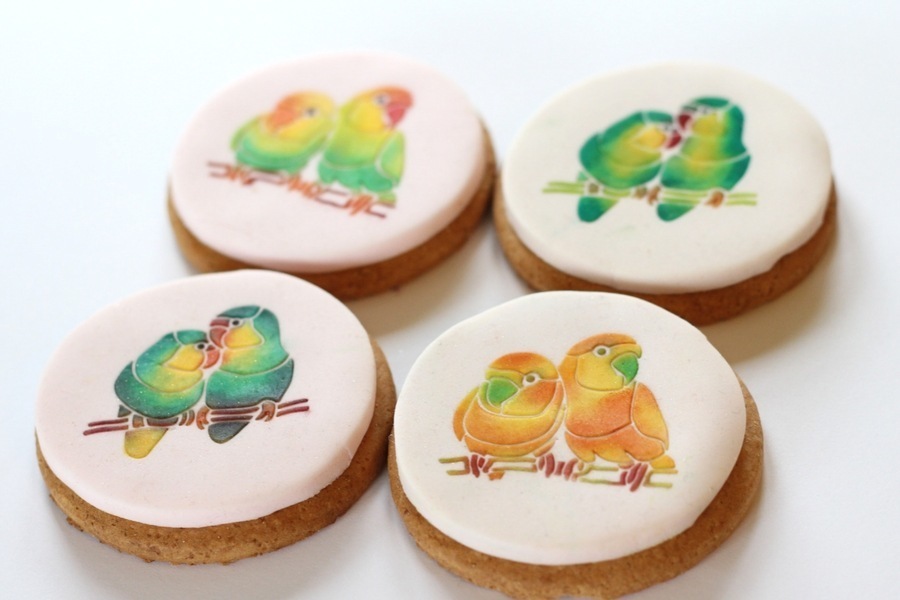 Stencilled lovebirds make wonderful wedding favours - change the colours to suit your wedding