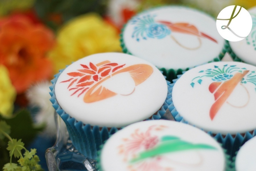 Beautifully detailed wedding hats on cupcakes decorated using the Lindy's Cakes wedding hat stencil set