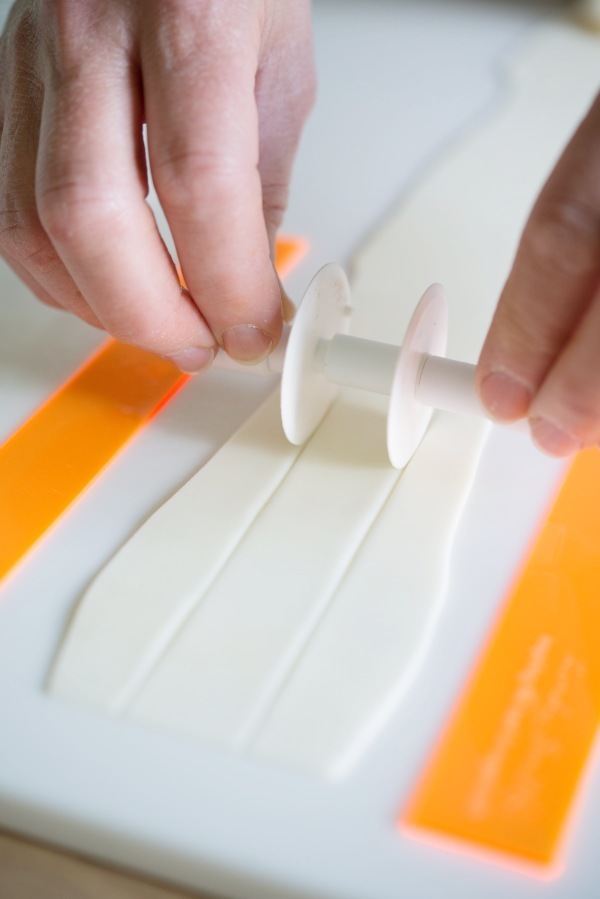 Using 1mm sugarcraft spacers to roll out paste for a sugar ribbon
