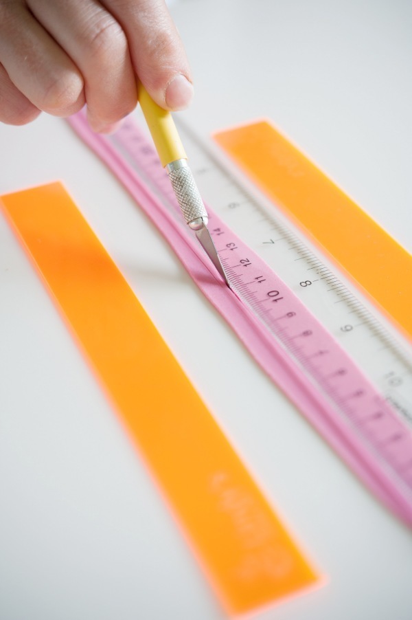 Using 1mm sugarcraft spacers to roll out paste for a sugar decoration