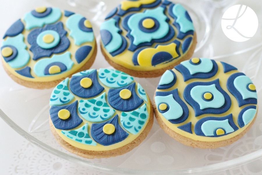 The simple arabesque tile cutter has been used on the right hand cookie