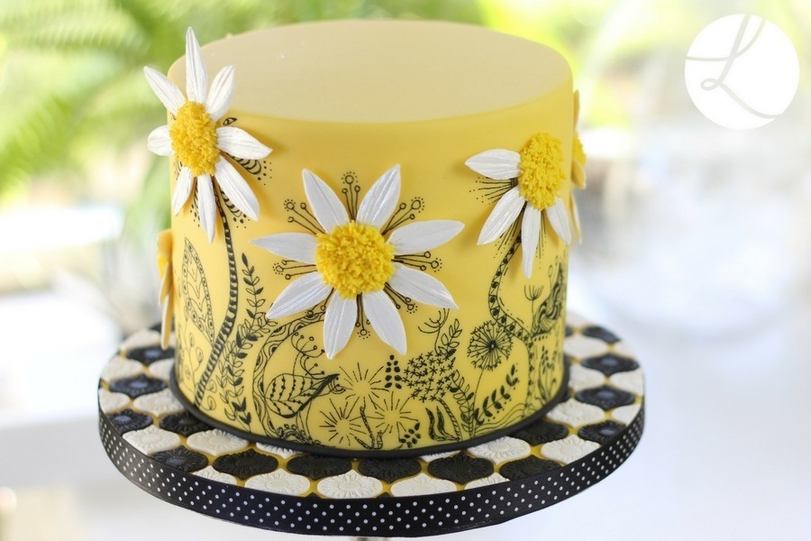 Interlocking Simple Arabesque Tile Cutter Set used to decorate the cake board of this delightful daisy doodle cake