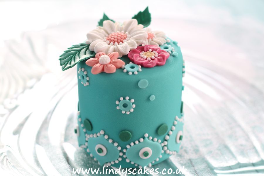 Interlocking simple arabesque tile used as a boarder around the bottom of this delightful mini cake