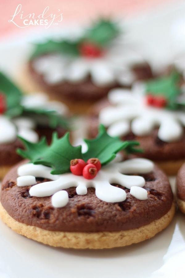 Christmas pudding cookie as seen on the front cover of Cake Decoration and Sugarcraft magazine November 2017