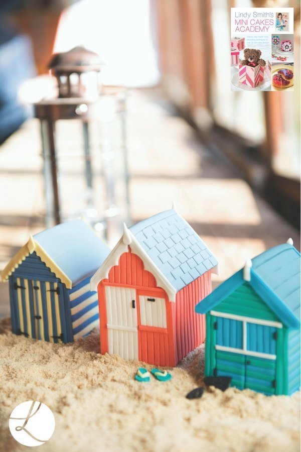 'Lindy Smith's Mini Cakes Academy' Book