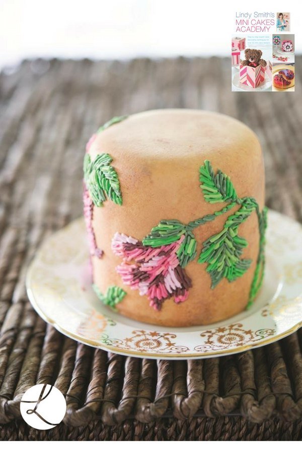 'Lindy Smith's Mini Cakes Academy' Book