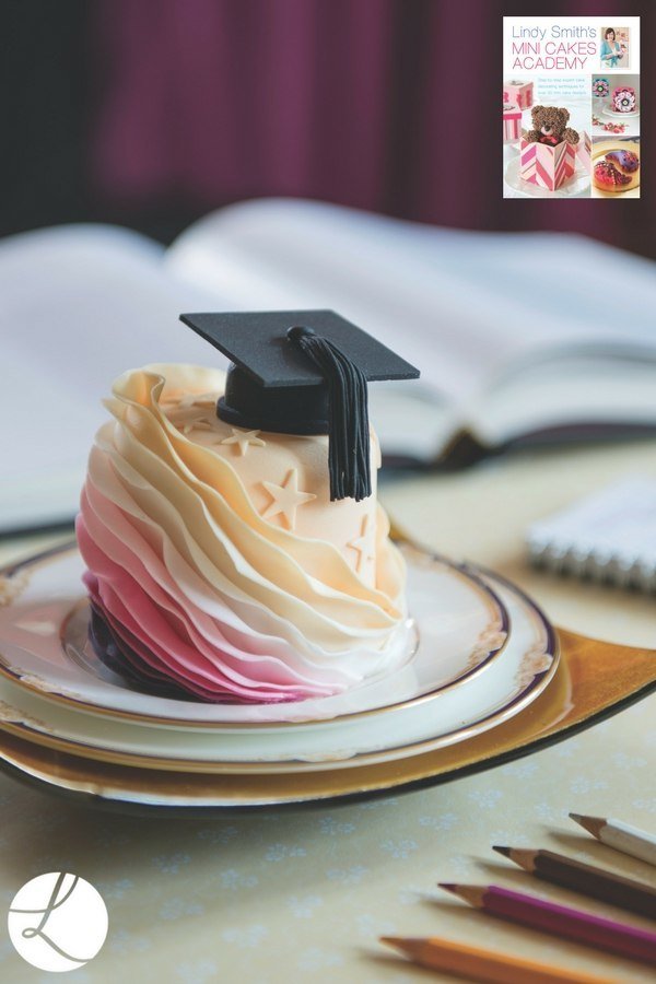 'Lindy Smith's Mini Cakes Academy' Book