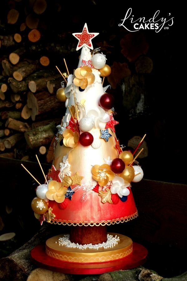 Can you spot the peacock stencil being used on this amazing Christmas cake?