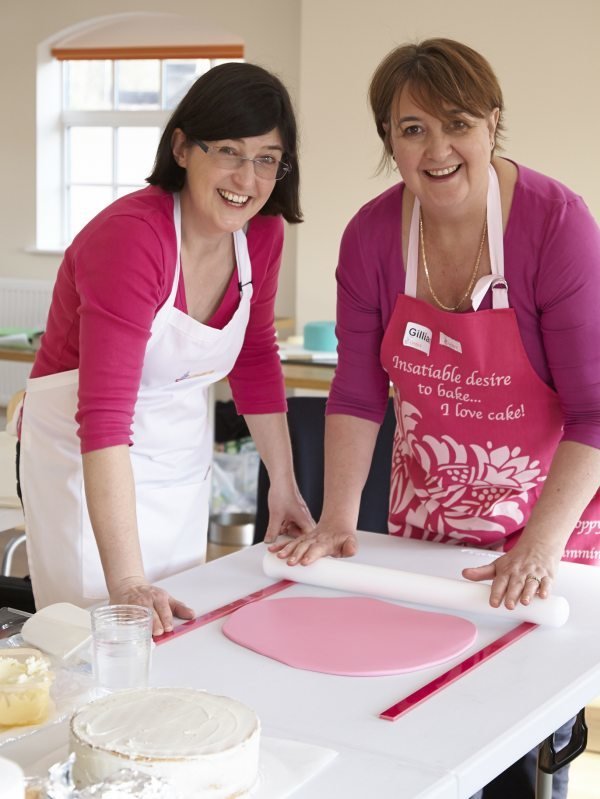 Learning to roll out sugarpaste - a vital skill