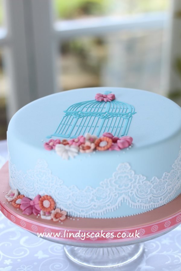 Cake decorated on Lindy's introduction to celebration cakes class