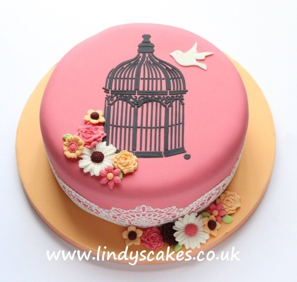 Cake decorated on Lindy's introduction to celebration cakes class
