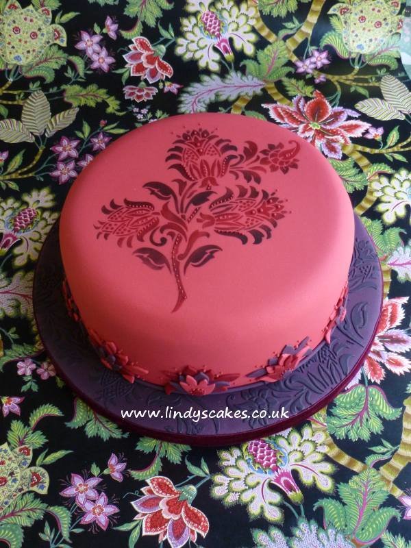 Cake decorated on Lindy's introduction to celebration cakes class