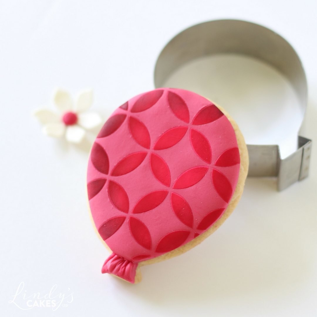 Balloon cookie decorated using edible dusts and the modern circle cake stencil CM001