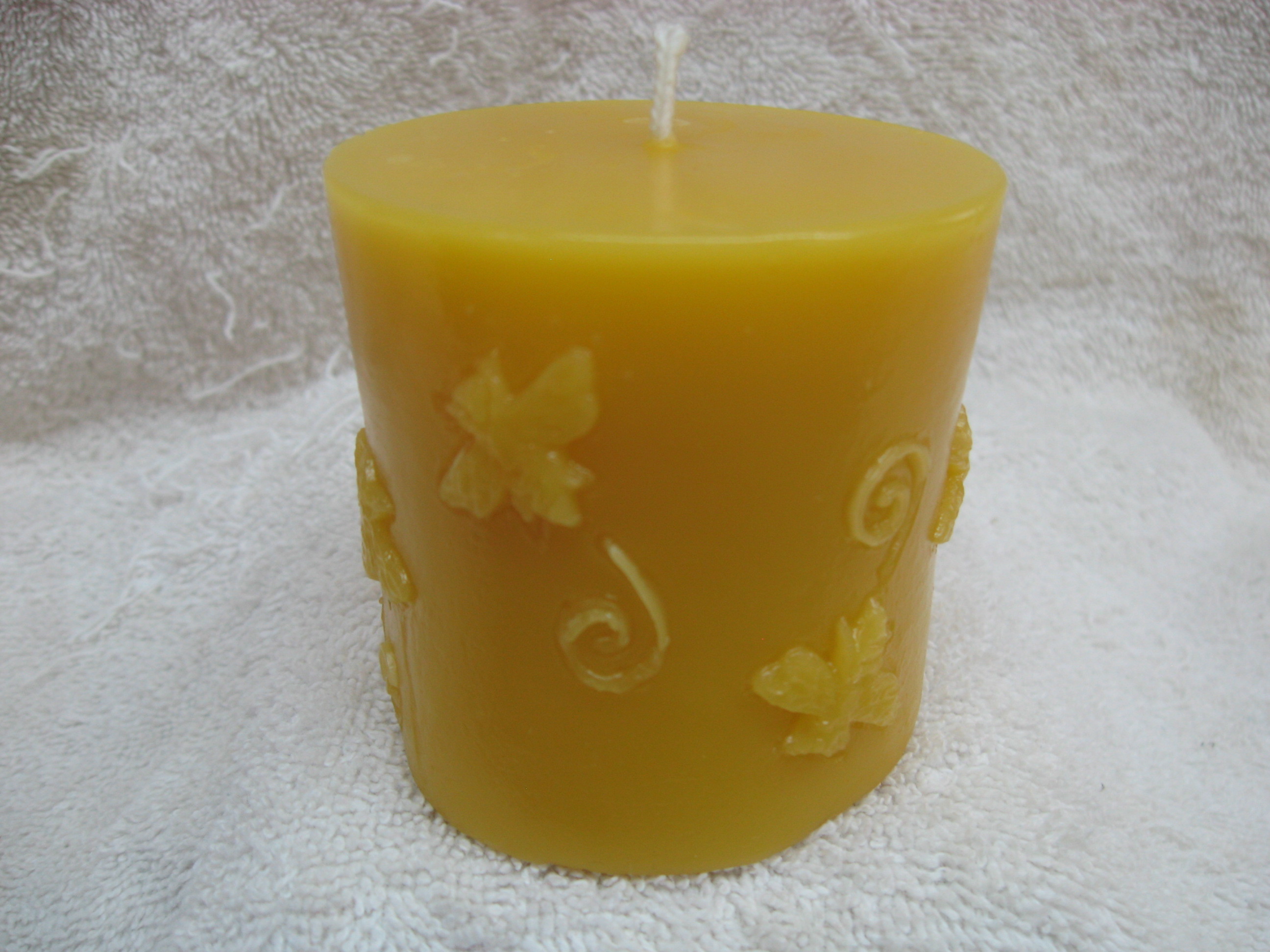 Pillar with Bees Candle 00010