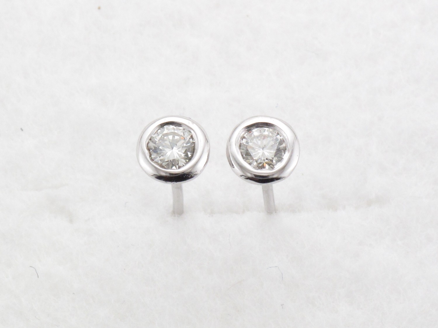 Ladies 18 Carat White Gold Diamond Studs