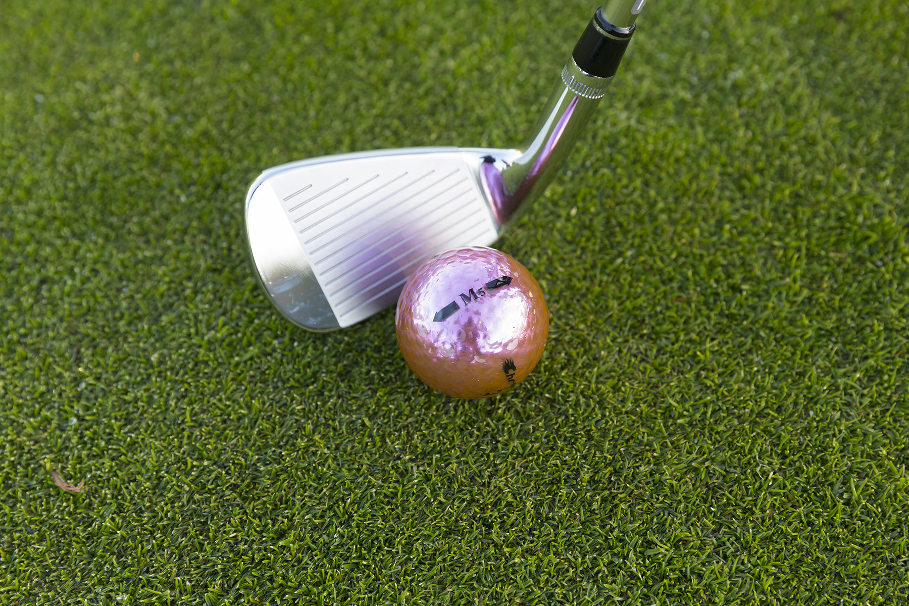 Chromax purple golf ball M5 with wedge