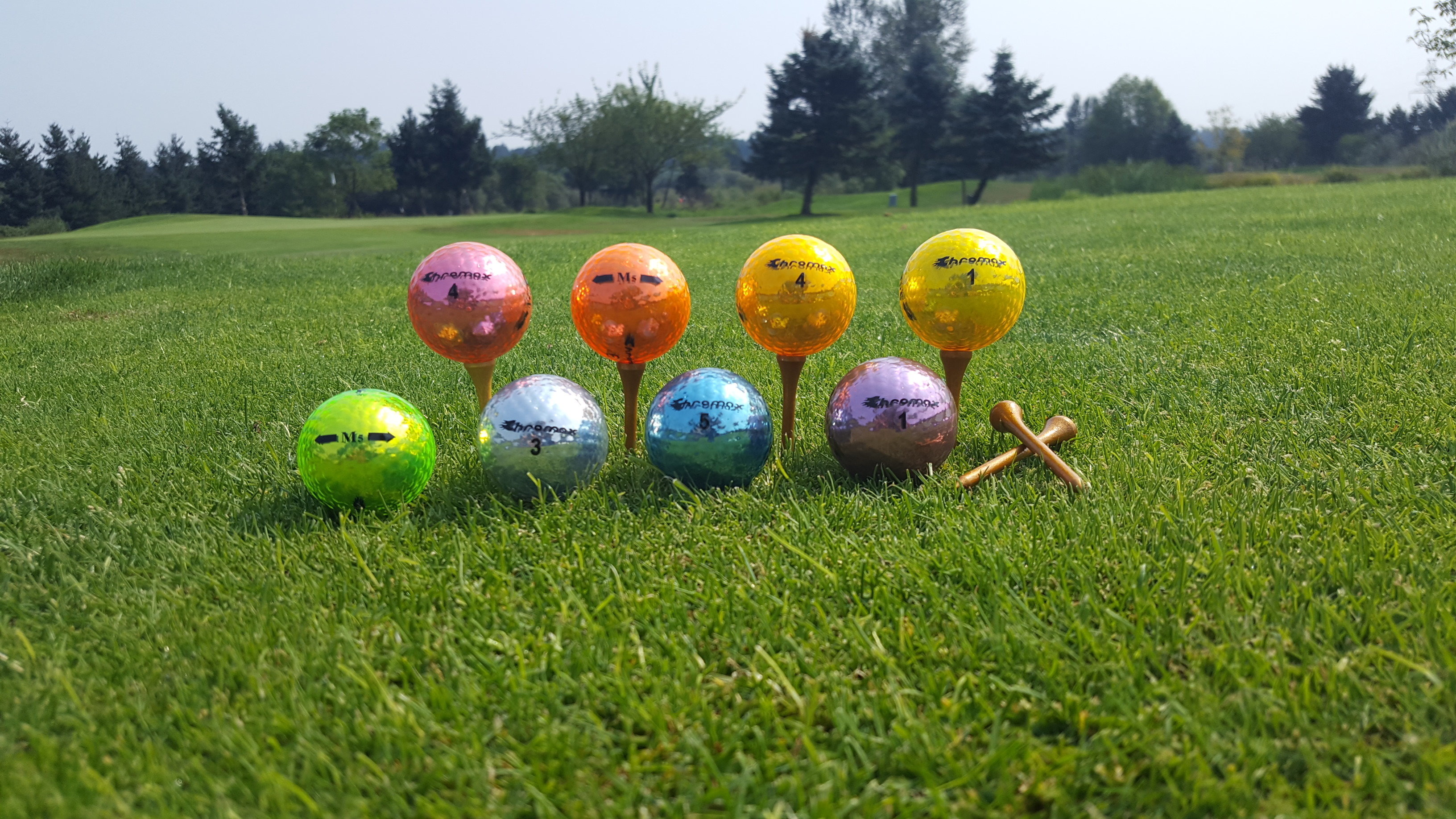 Chromax mixed golf balls M5 on tees